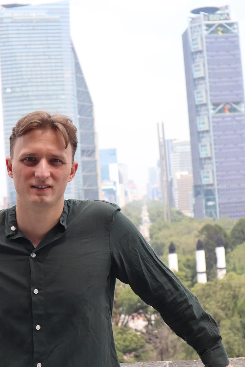 Lukas Oberbichler con una ciudad al fondo